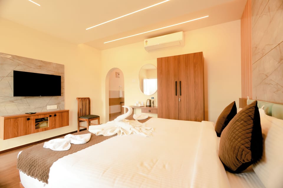 Deluxe Villa | In-room safe, desk, blackout drapes, rollaway beds
