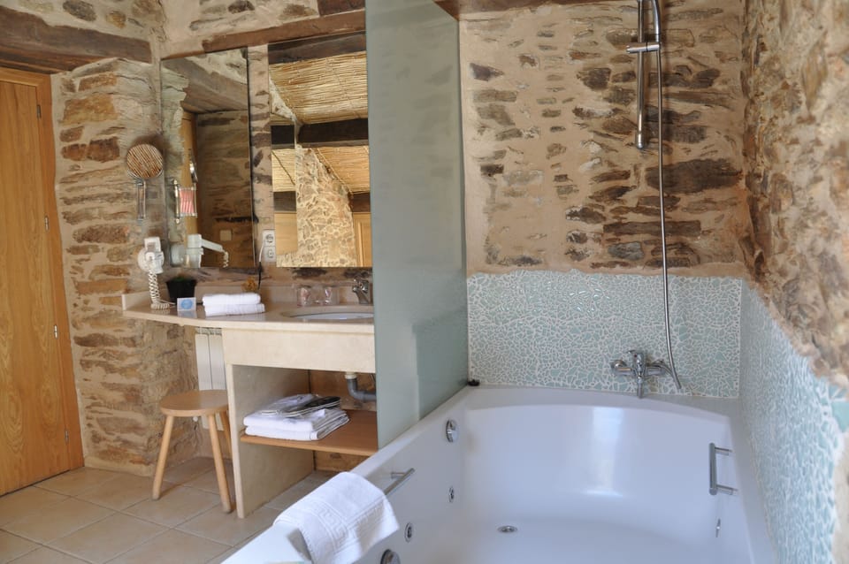 Deluxe Studio Suite | Bathroom | Bathtub, jetted tub, free toiletries, hair dryer