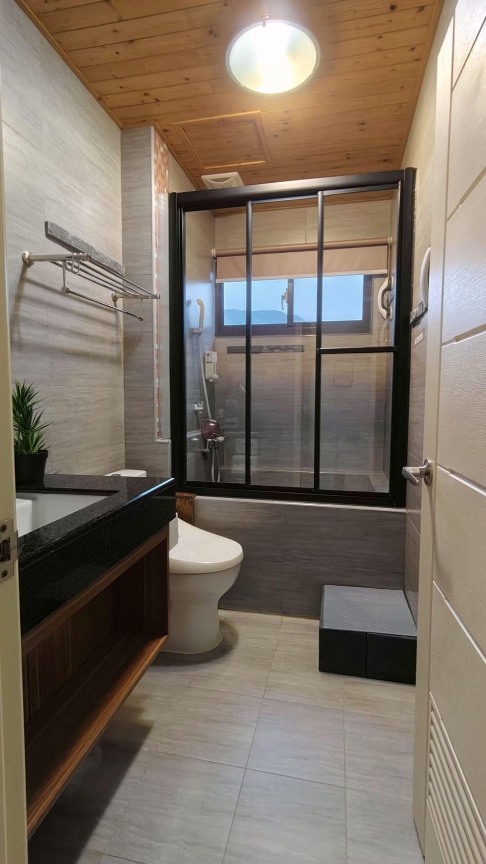 Deluxe Double Room, 1 Bedroom, Bathtub, Mountain View (Do not allow 0-7yrs child check-in) | Bathroom | Hair dryer, slippers, bidet, towels