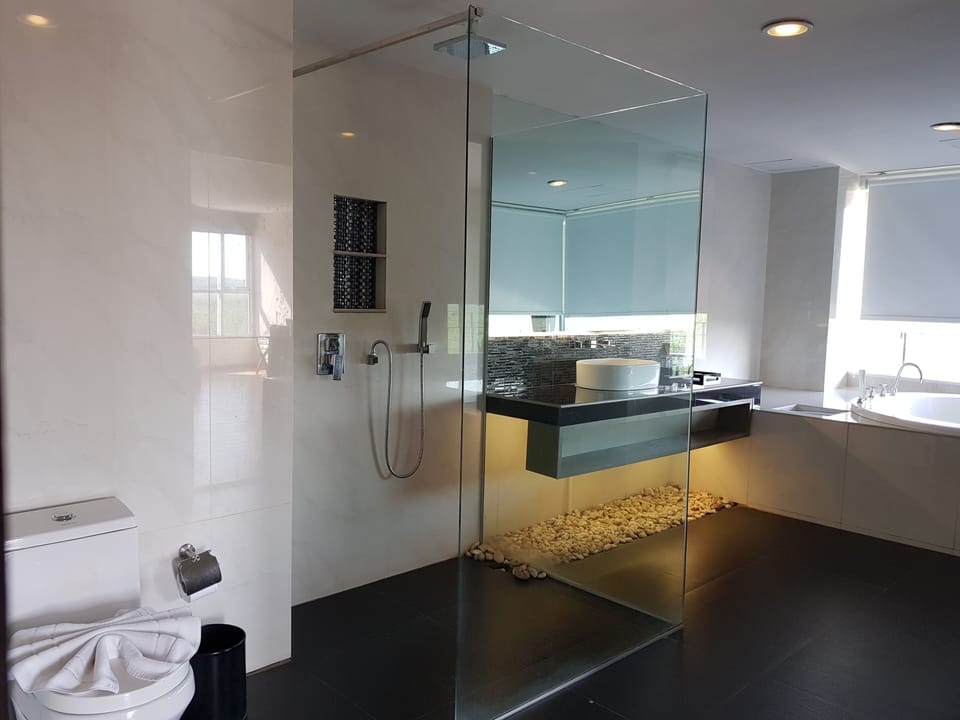 Family Suite, 2 Bedrooms, Smoking, Jetted Tub | 1 bedroom, minibar, in-room safe, rollaway beds