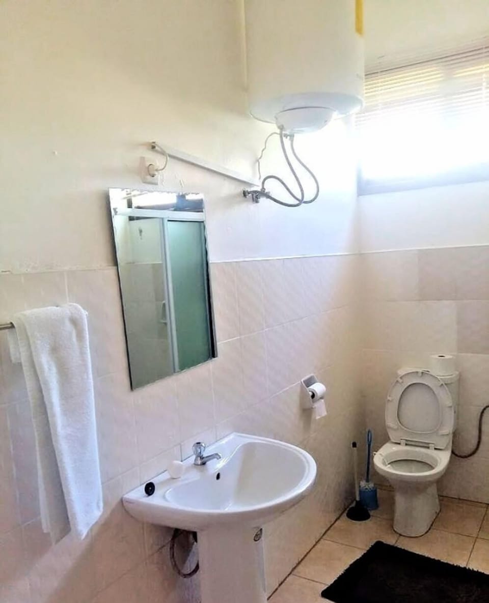 Executive Suite | Bathroom | Shower, free toiletries, towels