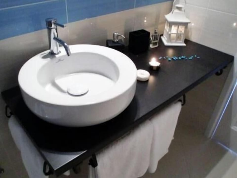 Shower, free toiletries, hair dryer, bidet
