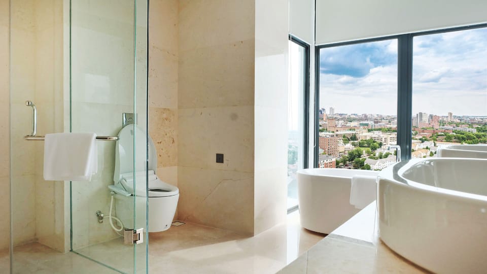 Royal Suite | Bathroom | Free toiletries, hair dryer, bathrobes, slippers