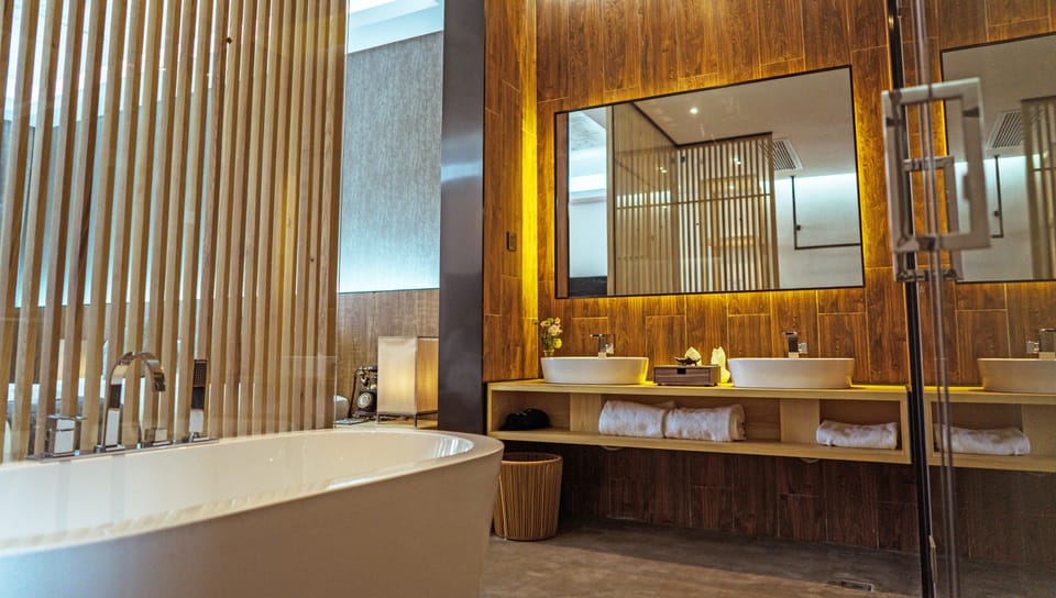 Premier Room, 1 King Bed | Bathroom | Shower, hydromassage showerhead, free toiletries, hair dryer