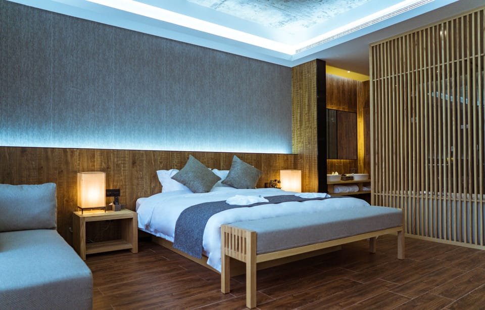 Premier Room, 1 King Bed | Egyptian cotton sheets, premium bedding, down comforters, minibar