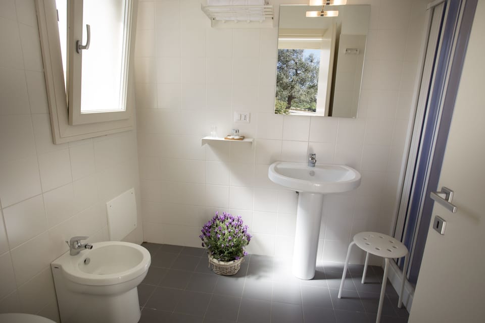 Triple Room | Bathroom | Shower, free toiletries, hair dryer, bidet