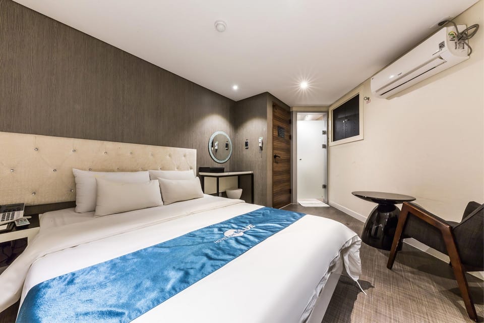 Deluxe Room, 1 Queen Bed, Smoking, Bathtub | Premium bedding, desk, free WiFi, bed sheets