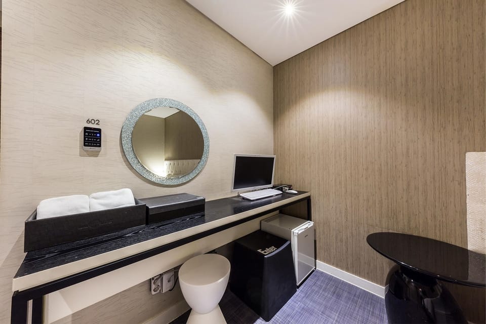 Deluxe Room, 1 Queen Bed, Smoking, Bathtub | Premium bedding, desk, free WiFi, bed sheets