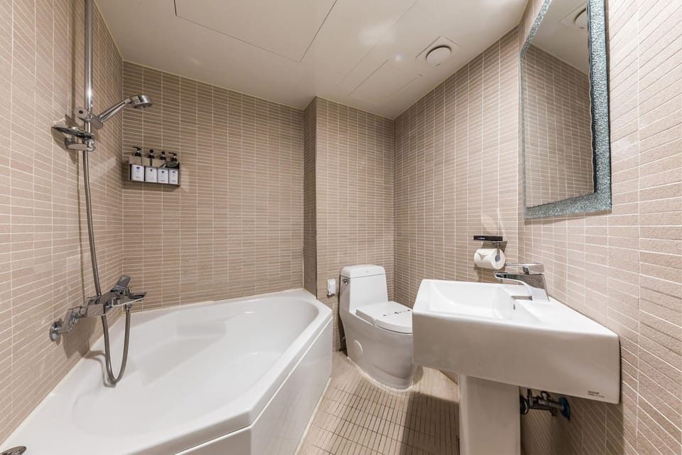 Deluxe Room, 1 Queen Bed, Smoking, Bathtub | Bathroom | Free toiletries, hair dryer, bathrobes, slippers