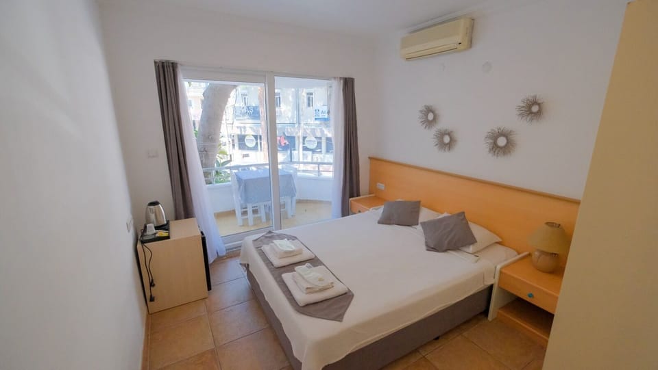 Standard Double Room | Minibar, in-room safe, desk, laptop workspace