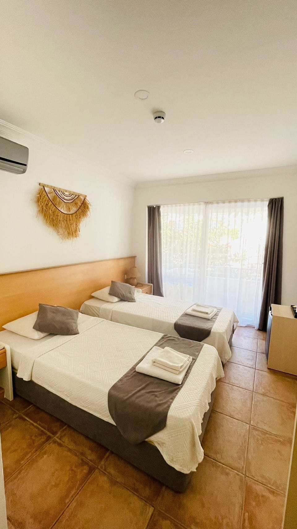 Standard Twin Room | Minibar, in-room safe, desk, laptop workspace