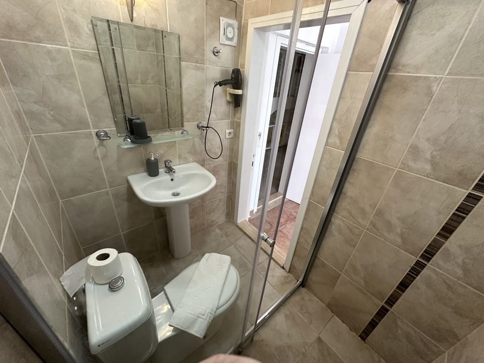 Standard Twin Room | Bathroom | Shower, hair dryer, slippers, towels