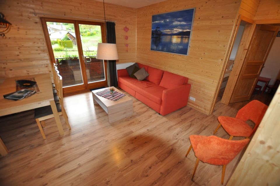 Appartement Wörthersee | Living area | 81-cm flat-screen TV with satellite channels, TV, foosball