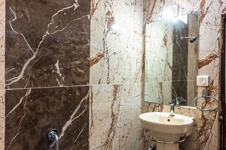 Deluxe Room | Bathroom | Shower, rainfall showerhead, free toiletries, towels