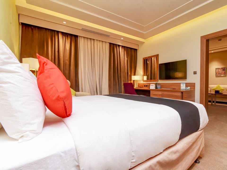 Junior Suite (King) | 1 bedroom, minibar, in-room safe, desk