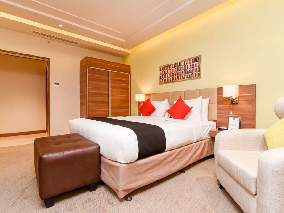 Junior Suite (King) | 1 bedroom, minibar, in-room safe, desk