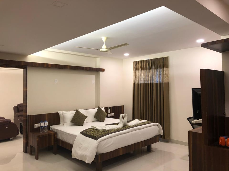 In-room safe, desk, rollaway beds