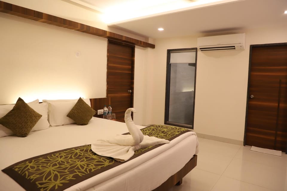 In-room safe, desk, rollaway beds