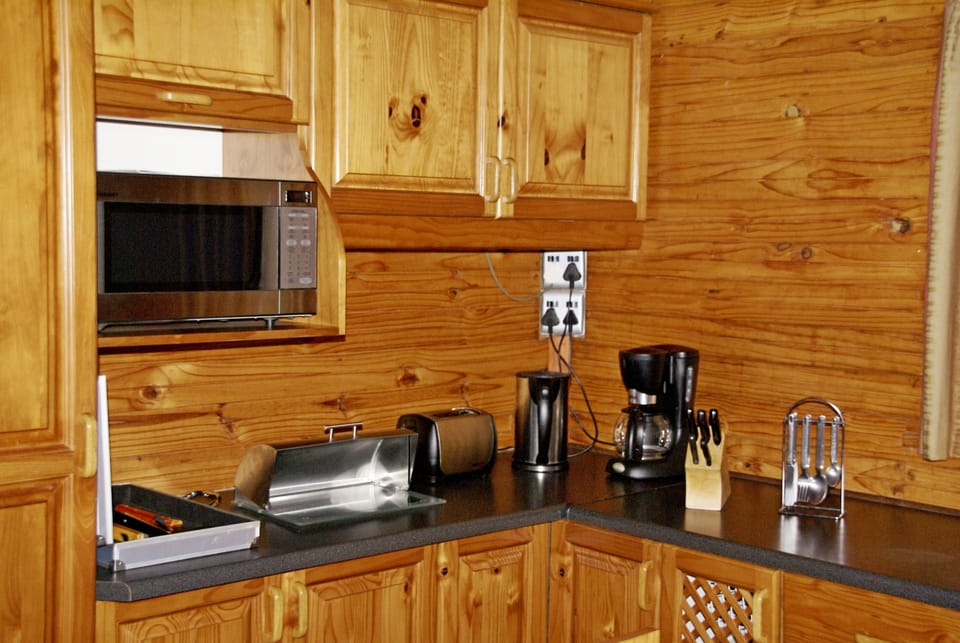 Classic Tree House, 2 Bedrooms, Mountain View, Mountainside | Private kitchen | Fridge, oven, stovetop, electric kettle