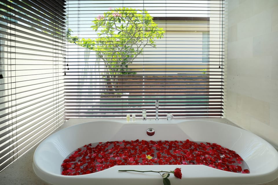 Separate tub and shower, free toiletries, hair dryer, bathrobes