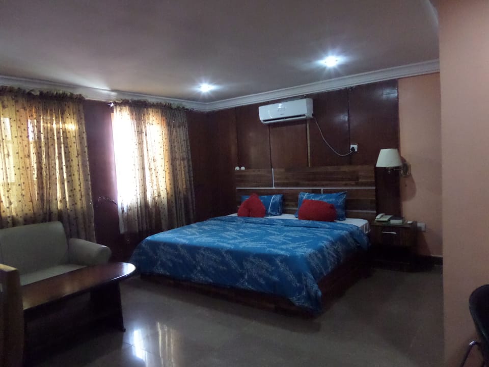Suite | Desk, free WiFi, bed sheets