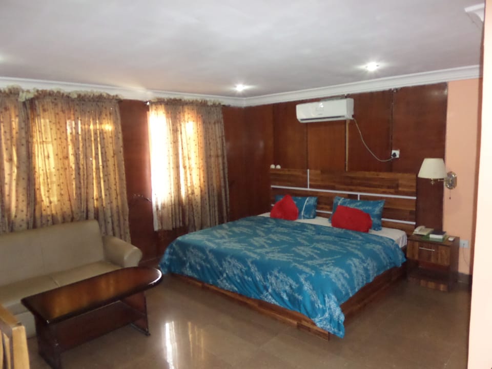 Suite | Desk, free WiFi, bed sheets