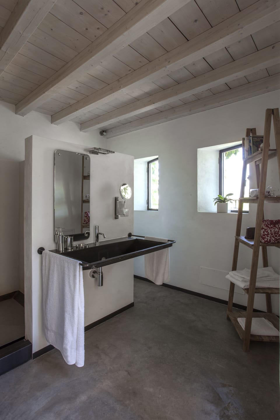 Design Double Room (L'Atelier - La Torretta) | Bathroom | Shower, rainfall showerhead, free toiletries, hair dryer