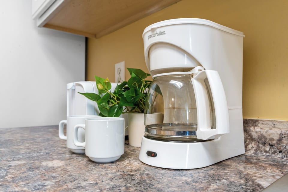 Deluxe Condo, 1 Bedroom, Balcony, Oceanfront (1702) | Private kitchen | Full-size fridge, microwave, oven, stovetop