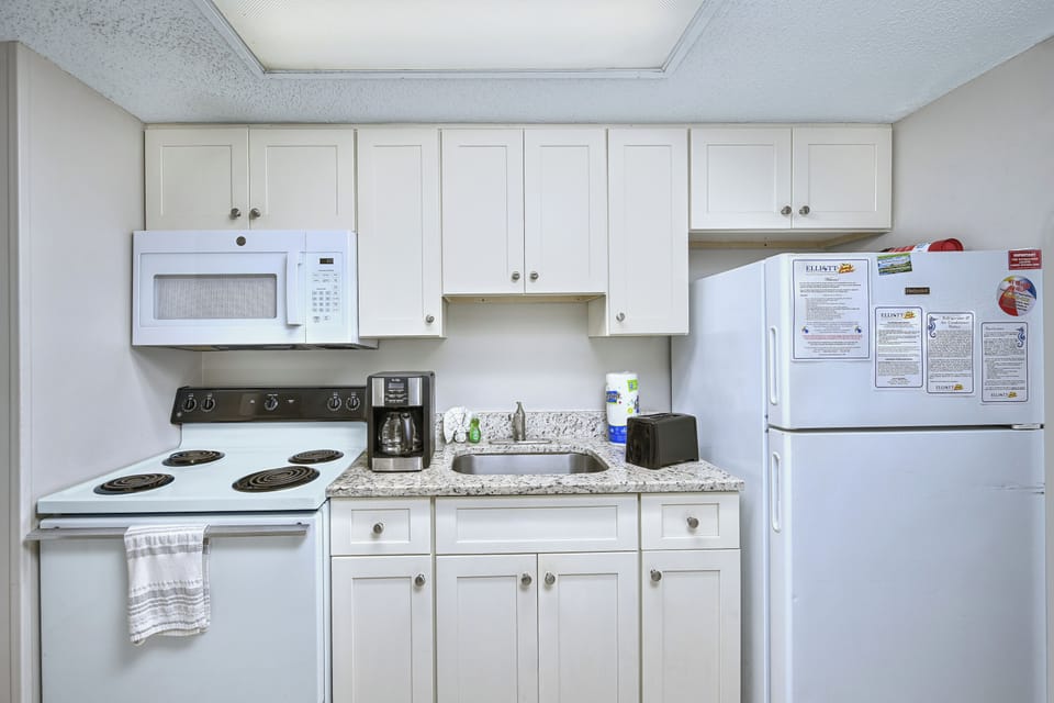 Condo, 1 Bedroom, Balcony, Oceanfront (716) | Private kitchen | Fridge, microwave, oven, stovetop