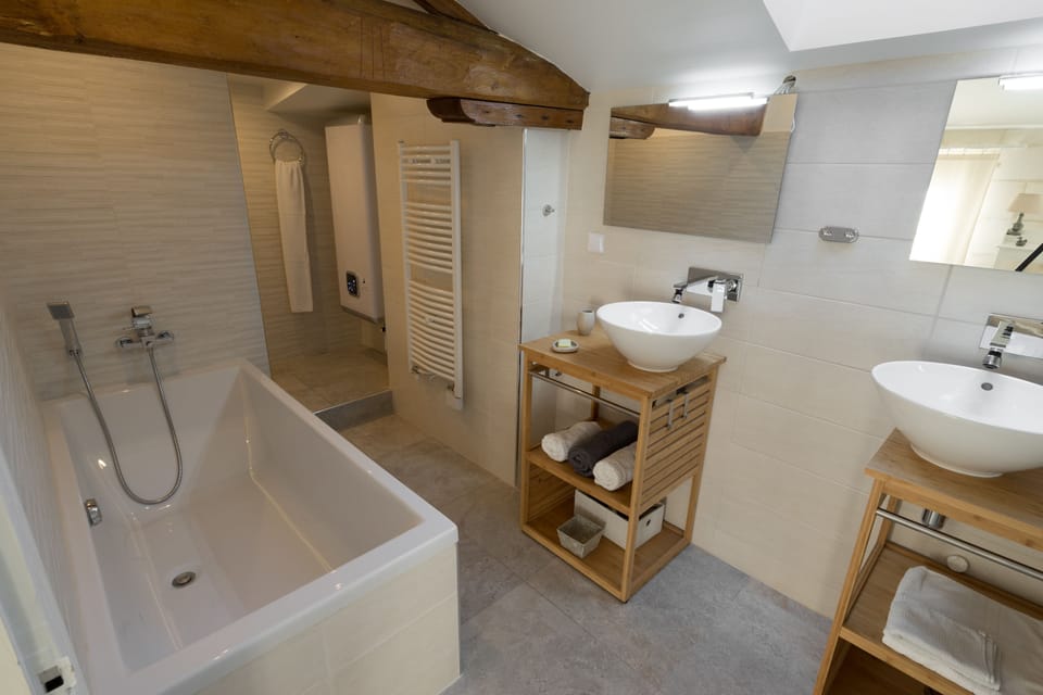 Junior Suite (Nous dormirons ensemble) | Bathroom | Free toiletries, hair dryer, bathrobes, slippers