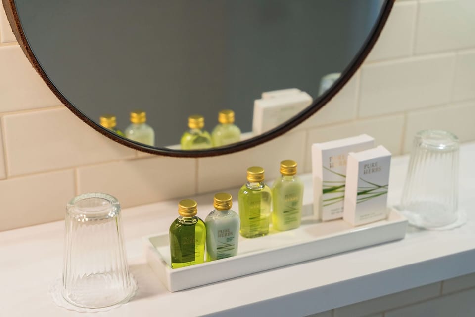 Junior Studio Suite, 1 King Bed, Non Smoking, Private Bathroom | Bathroom | Shower, free toiletries, hair dryer, towels