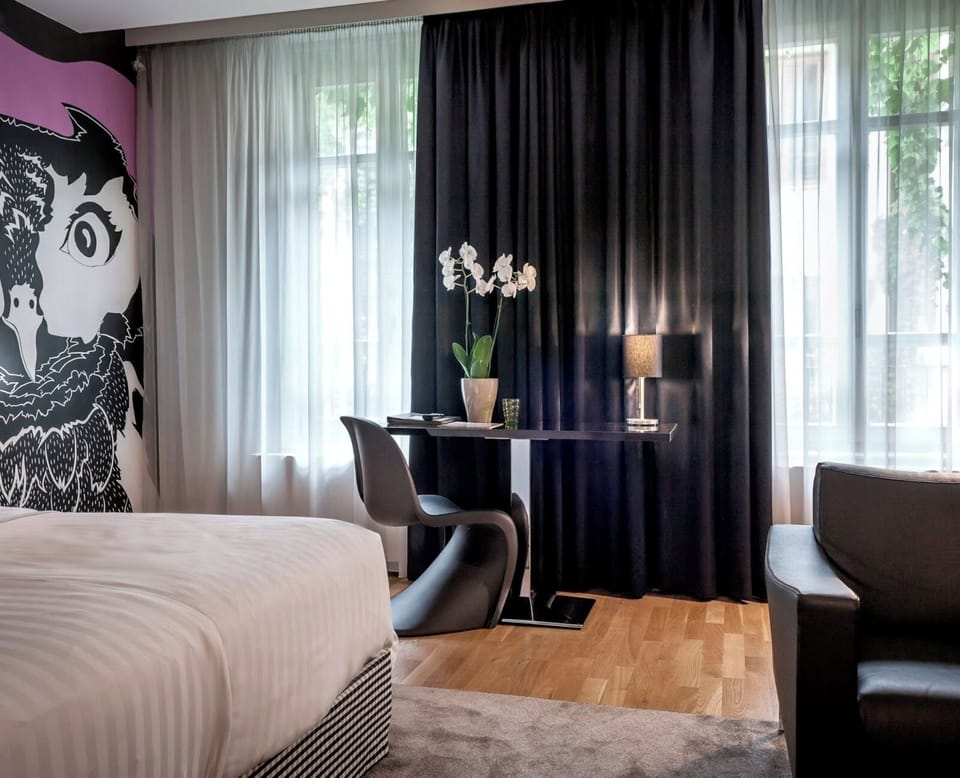 Junior Studio Suite, 1 King Bed, Non Smoking, Private Bathroom | Premium bedding, minibar, in-room safe, individually decorated