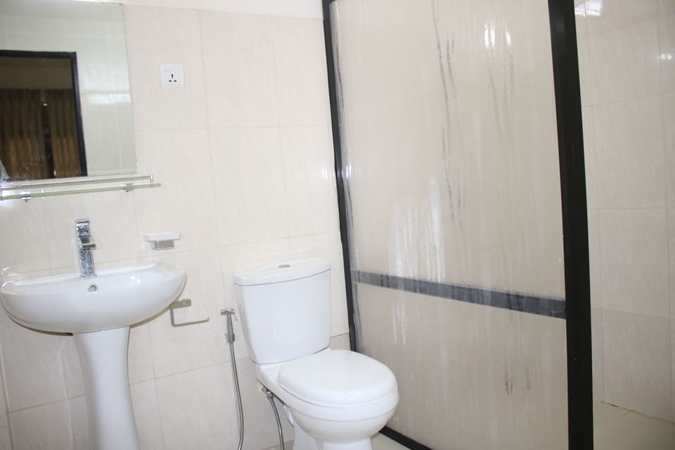 Shower, rainfall showerhead, free toiletries