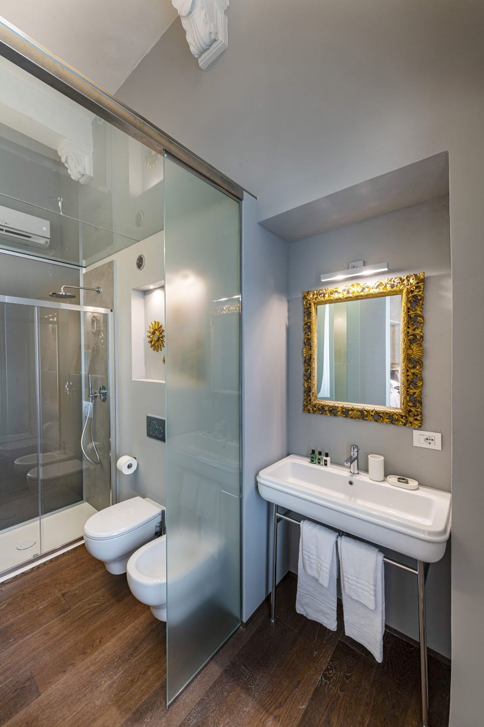 Deluxe Double Room | Bathroom | Separate tub and shower, free toiletries, hair dryer, slippers