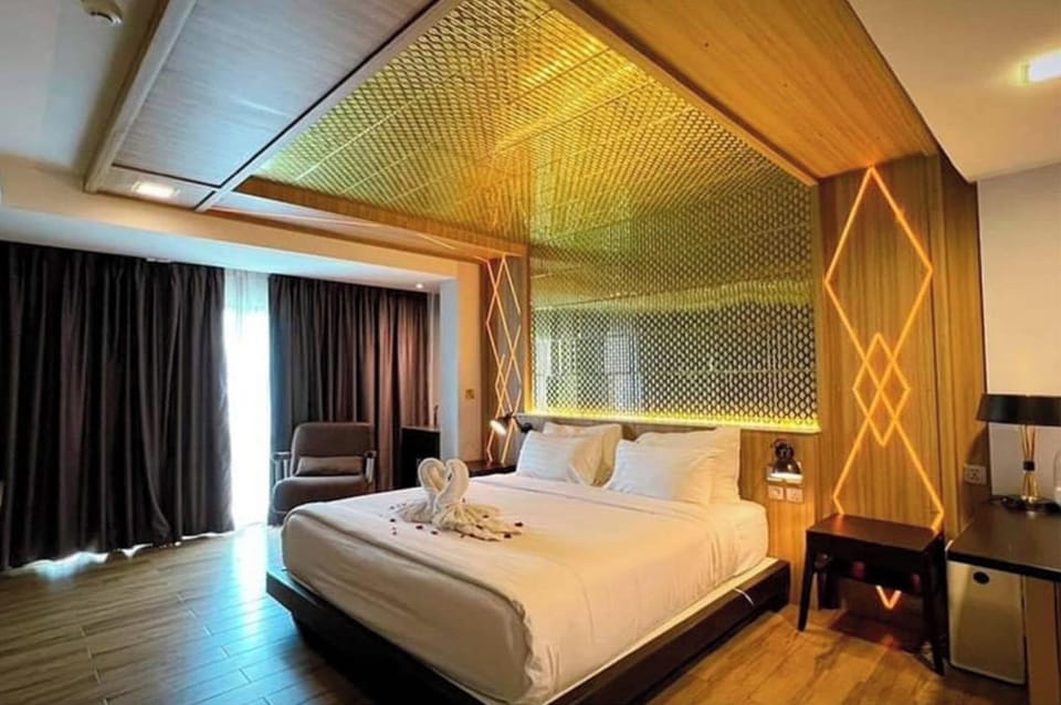 Holatel Suite  | Minibar, in-room safe, desk, free WiFi
