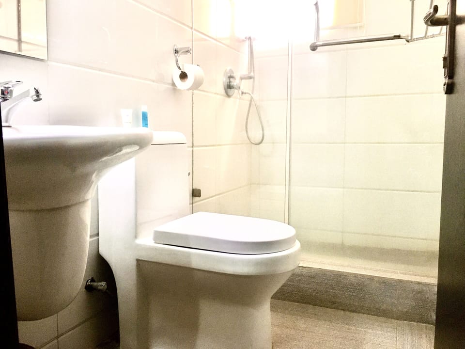 Executive Room | Bathroom | Deep soaking tub, rainfall showerhead, free toiletries, towels