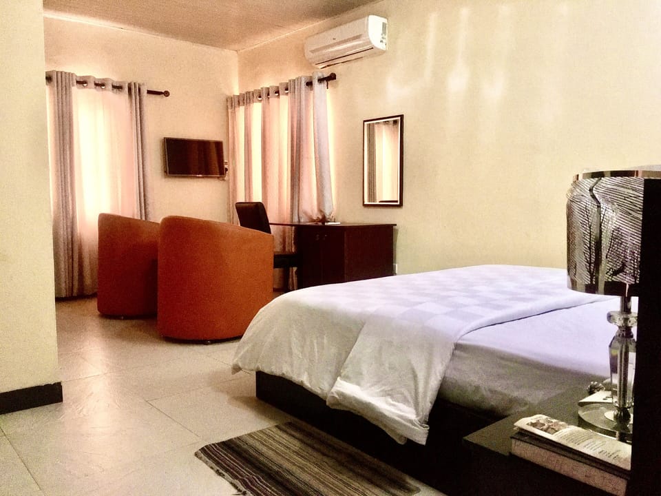 Deluxe Room | Desk, laptop workspace, bed sheets