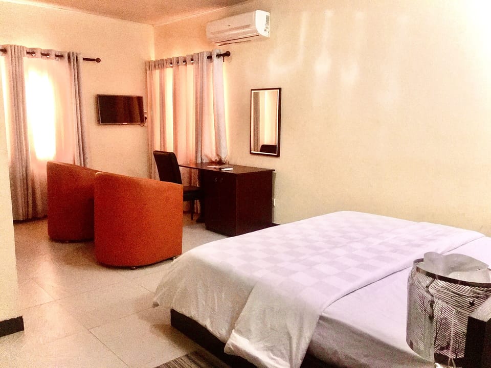 Standard Room | Desk, laptop workspace, bed sheets
