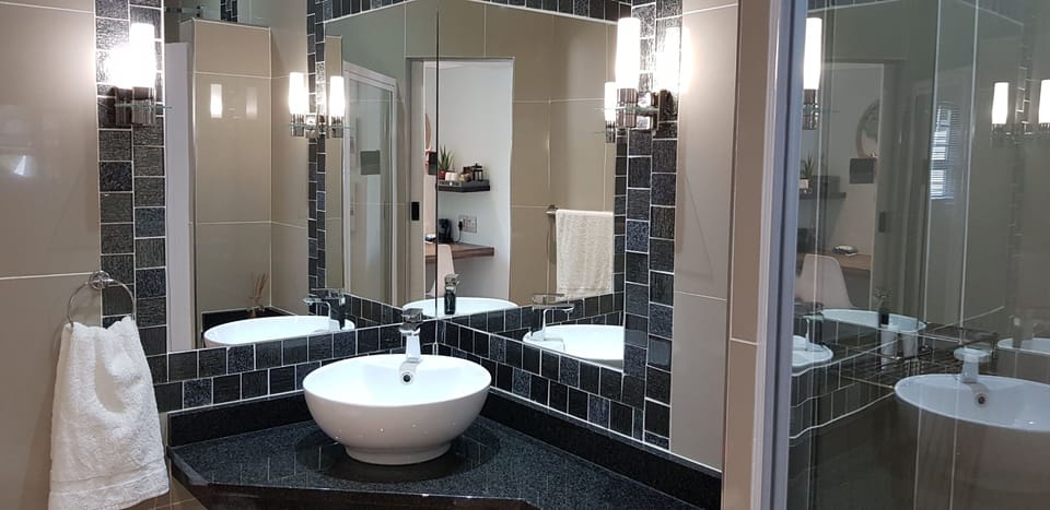 Executive Double Room (The Executive Suite) | Bathroom | Shower, rainfall showerhead, free toiletries, hair dryer