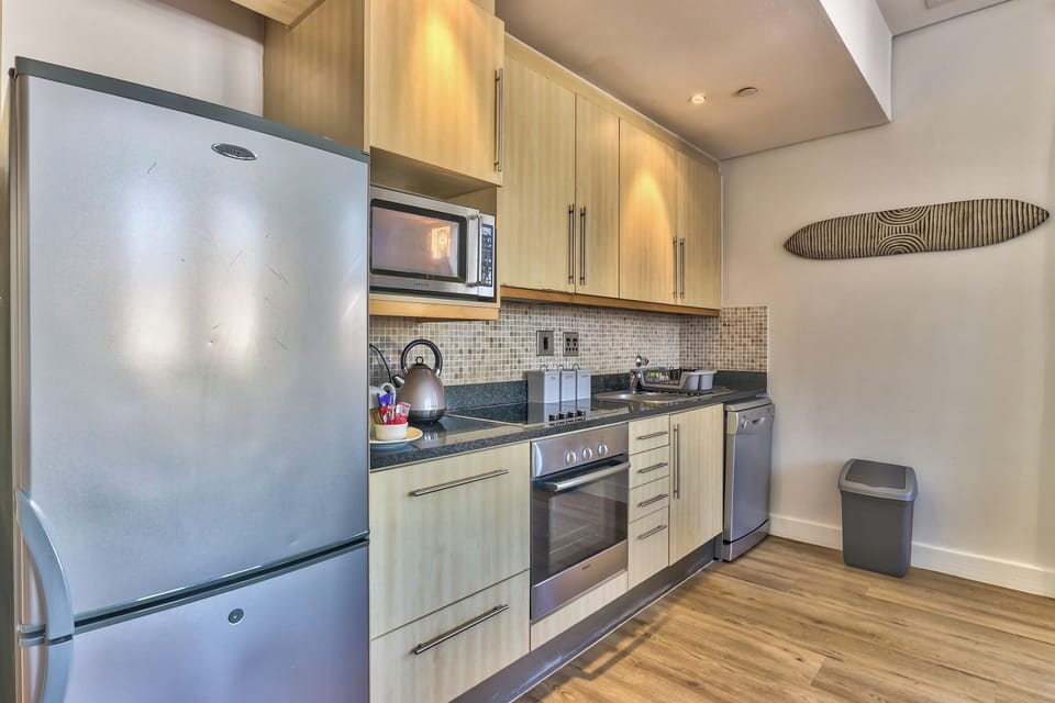 Full-size fridge, microwave, oven, stovetop