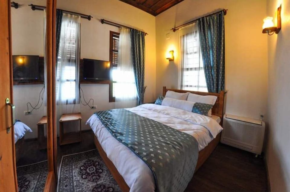 Standard Double or Twin Room | Minibar, free rollaway beds, free WiFi, bed sheets