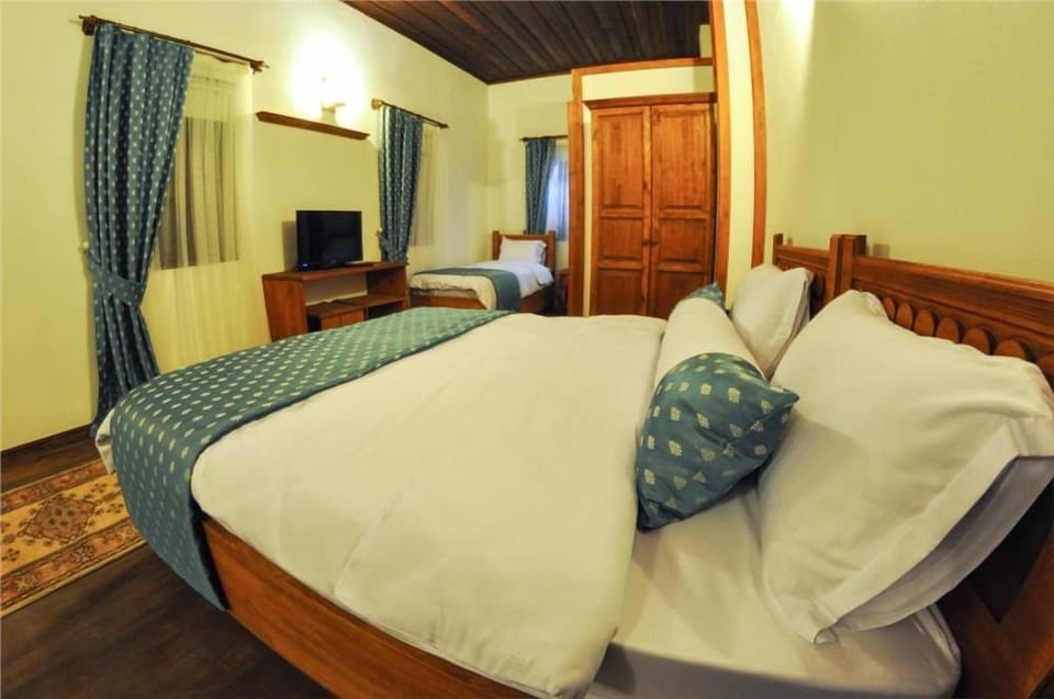 Standard Triple Room | Minibar, free rollaway beds, free WiFi, bed sheets