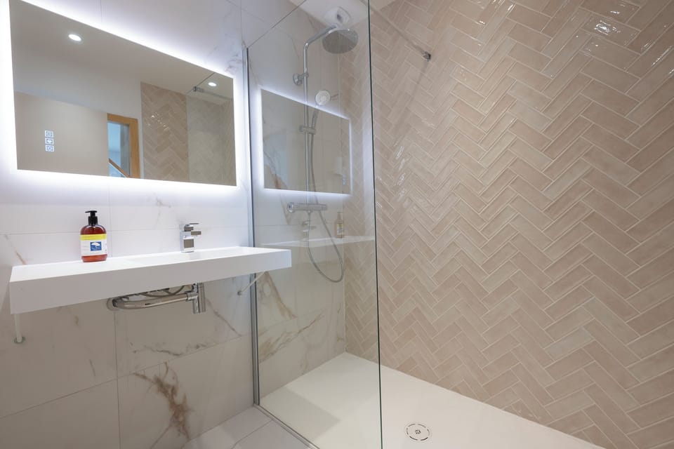 Superior Twin Room | Bathroom | Shower, rainfall showerhead, eco-friendly toiletries, hair dryer