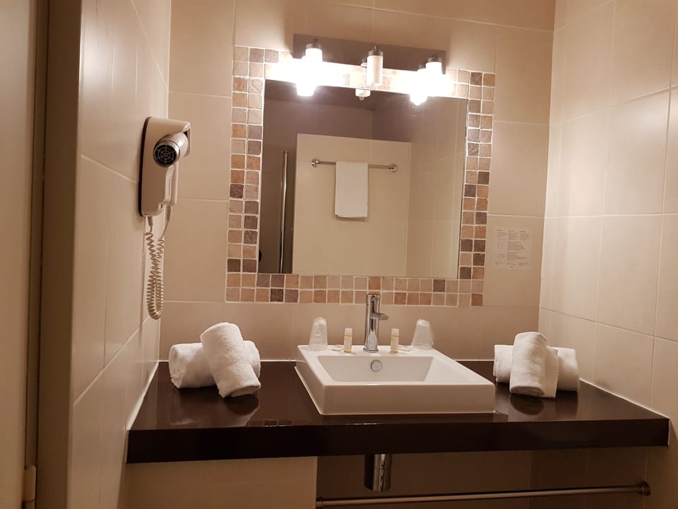 Double Room, Sea Facing | Bathroom | Shower, free toiletries, hair dryer, towels