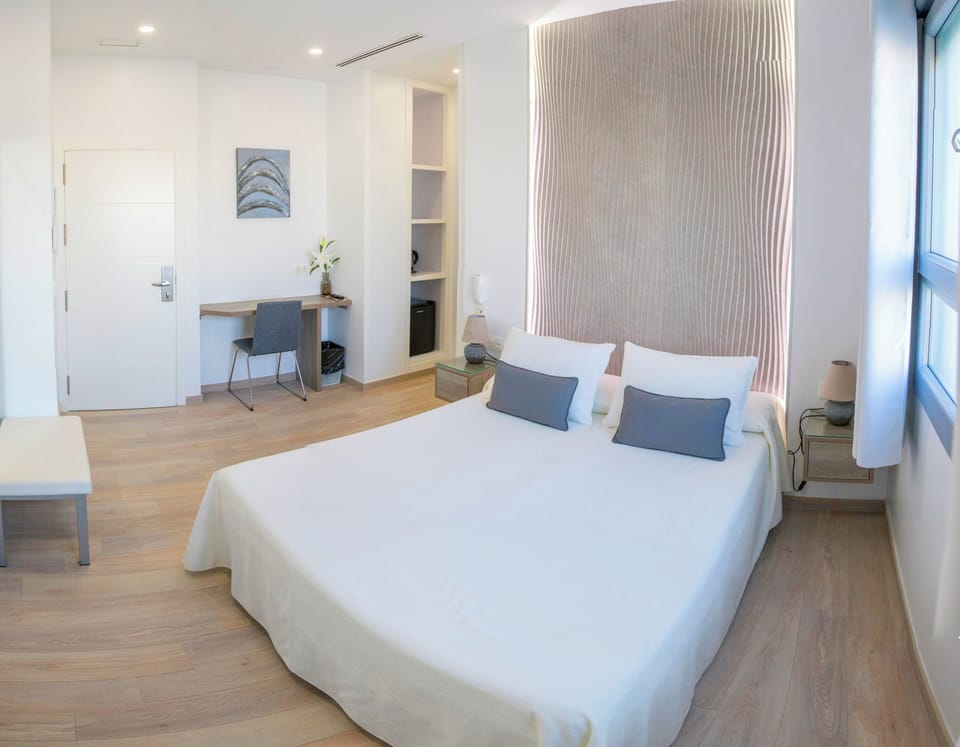 Comfort Double Room | 1 bedroom, minibar, in-room safe, desk