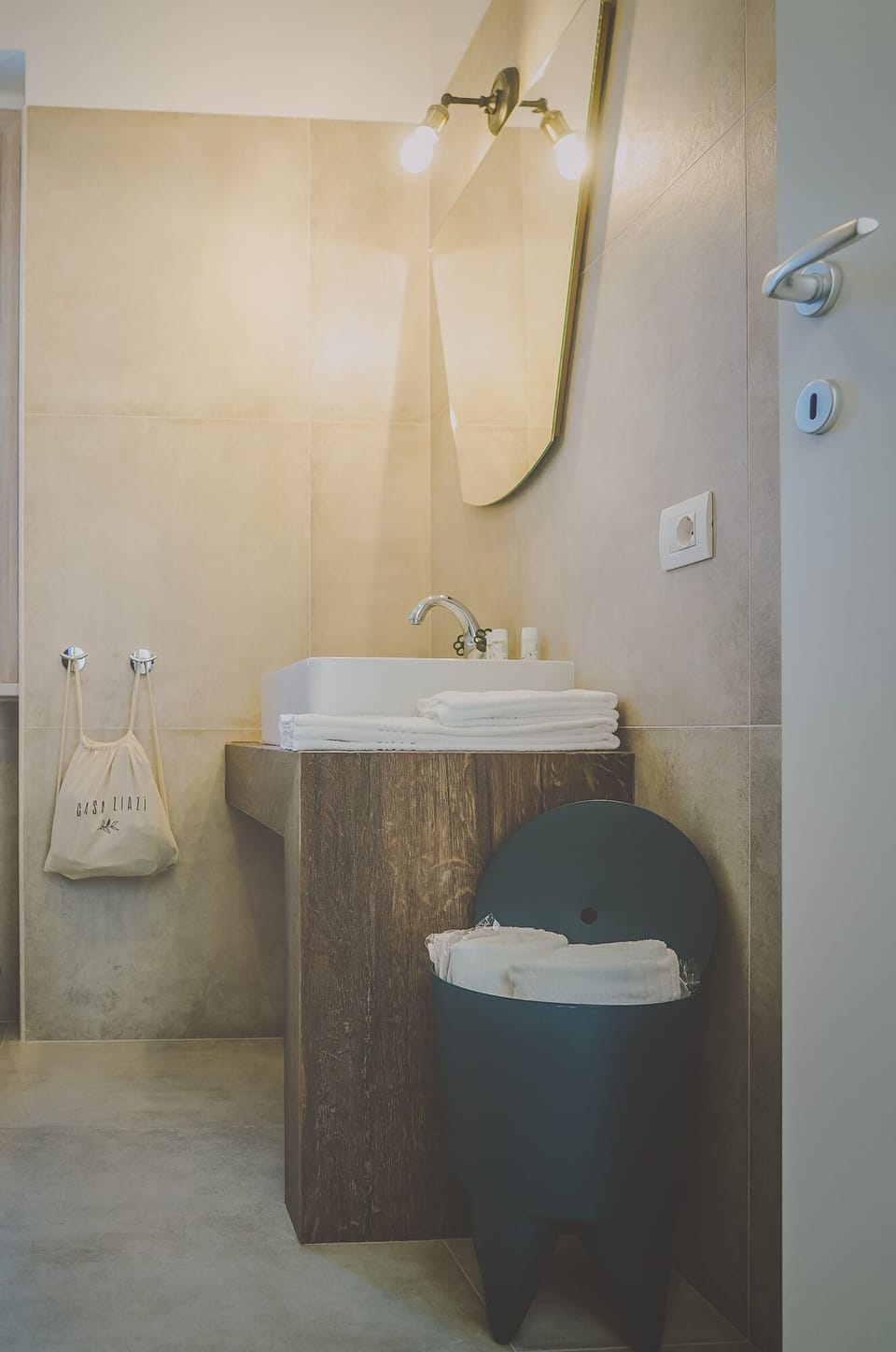 Standard Room | Bathroom | Shower, hydromassage showerhead, free toiletries, hair dryer