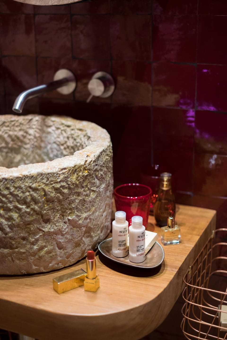 Chambre Cuvée Prestige | Bathroom | Shower, rainfall showerhead, free toiletries, hair dryer