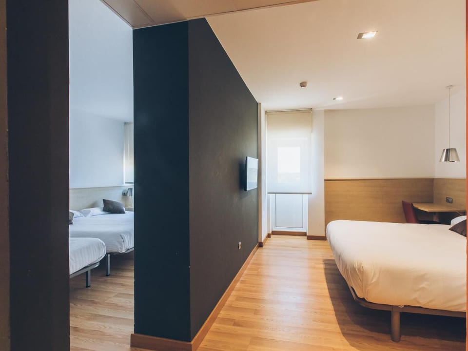 Desk, soundproofing, free WiFi, bed sheets