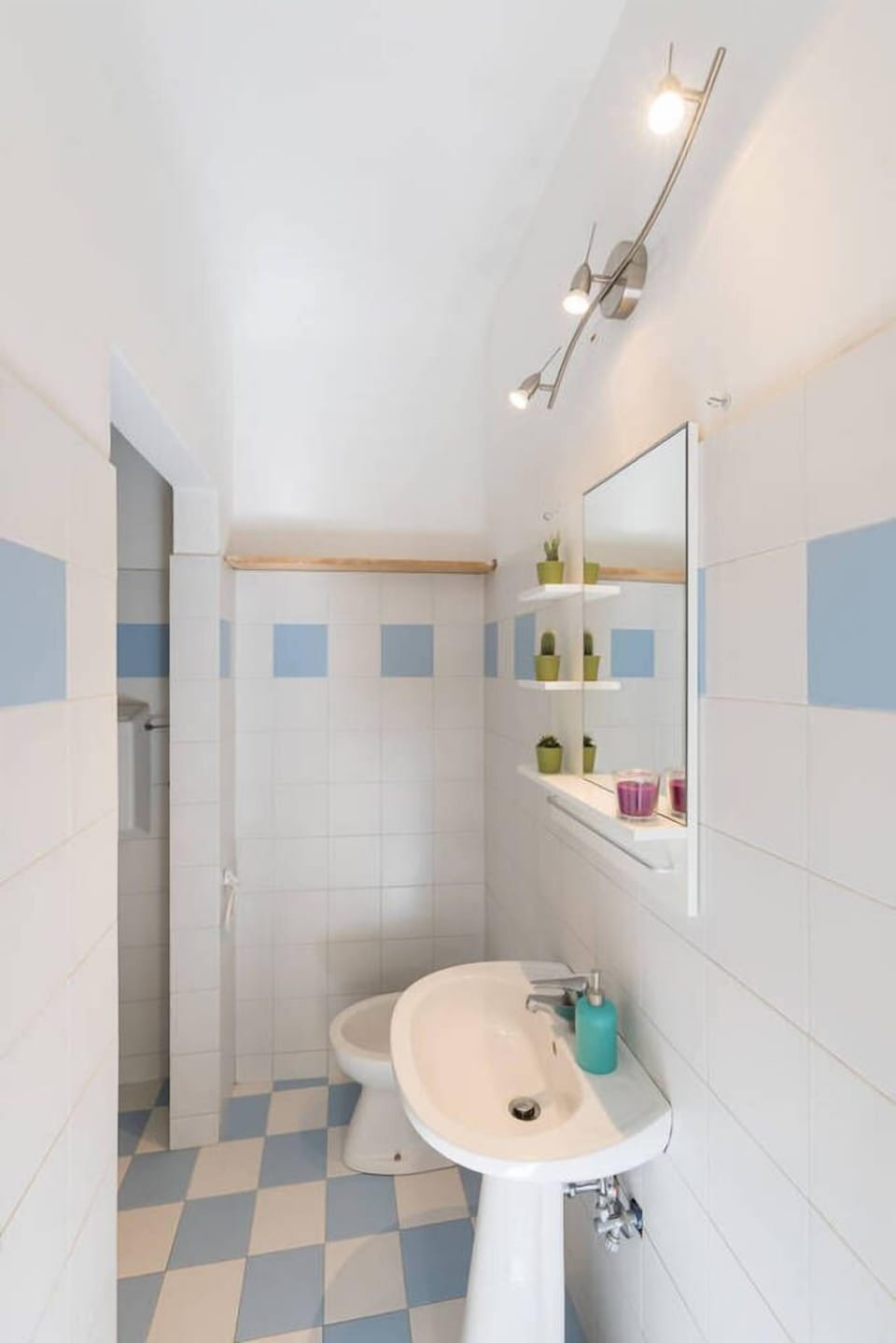 Basic Apartment, 2 Bedrooms | Bathroom | Shower, free toiletries, hair dryer, bidet