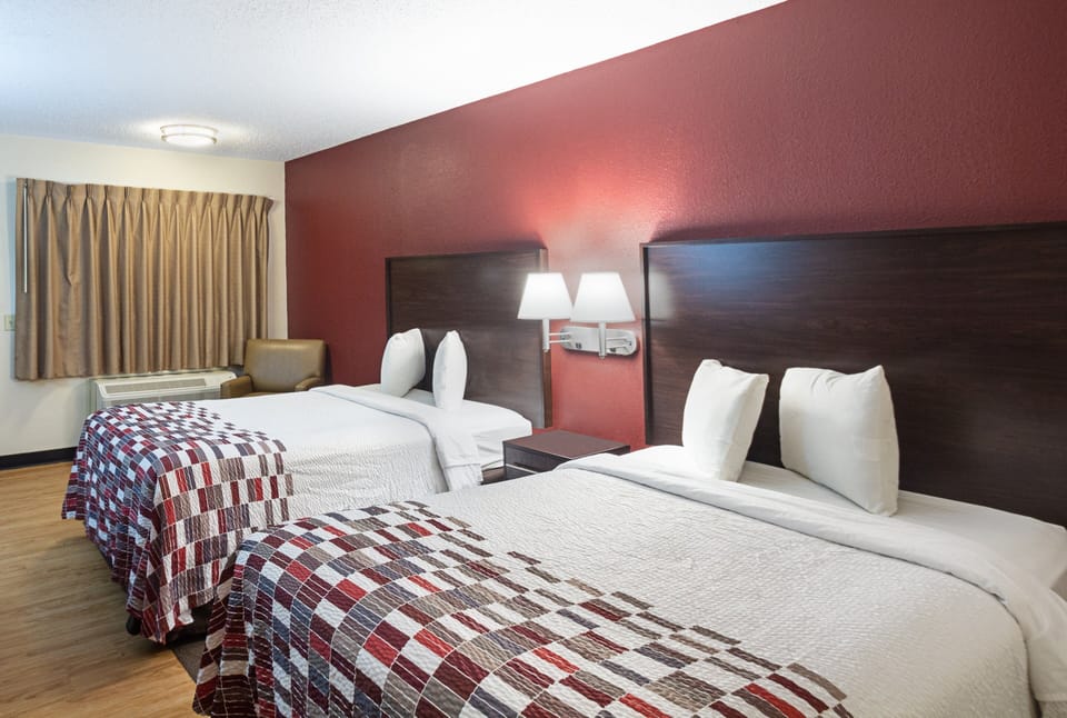 Premium bedding, blackout drapes, free cribs/infant beds, free WiFi
